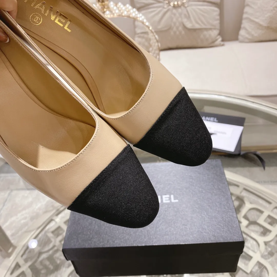 👟👟Ex-factory price 440👟👟 Chanel - Spring and summer classic color-blocked thick heel single shoes ⚠ Fashionable catwalk style ❤ Mixed splicing colors, empty toe style on the inside, 2.5cm thick heel with small logo embellishment, a fashionable interpretation! How to match the series to look good! Original customized wood-colored genuine leather outsole, imported sheepskin surface, goatskin lining for feet... 34-40 regular size (41.42.43 custom-made, non-returnable) 🎁Latest full set of packaging at the counter